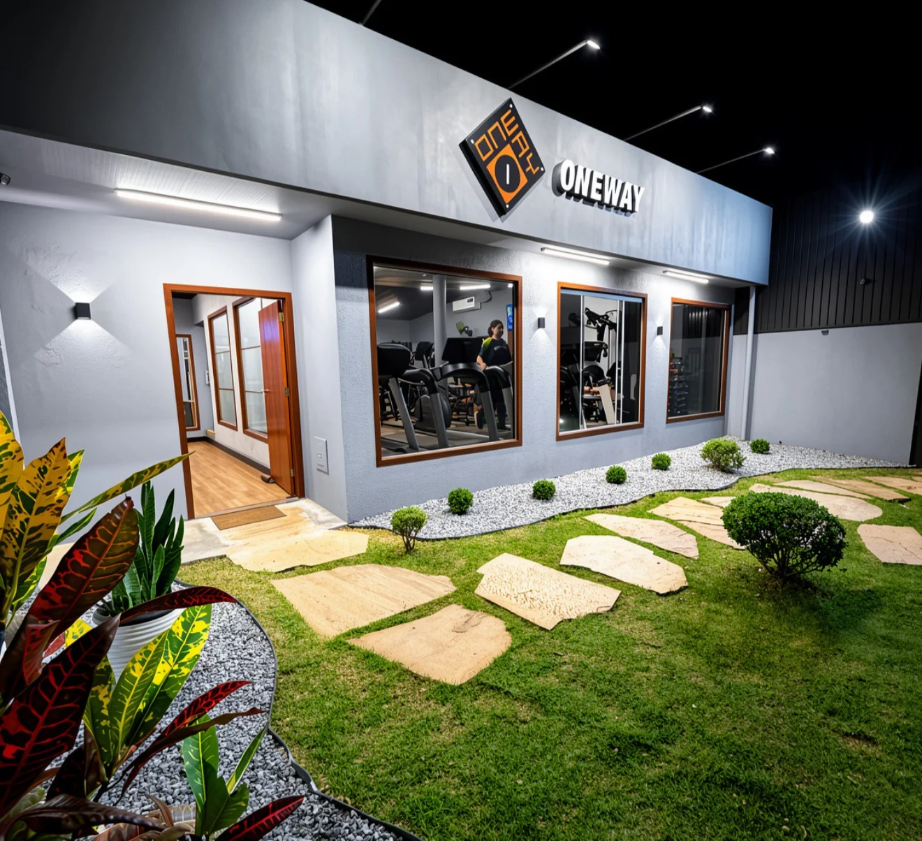 Fachada da Onewayfit iluminada à noite